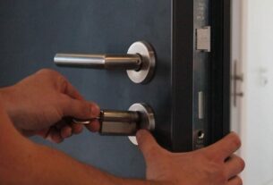 Installer une alarme ou changer la serrure : que privilégier ?
